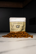 Bild in Galerie-Betrachter laden, Premium-Katzenfutter –  Huhn & Jungvögel 1,2 kg
